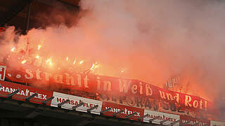 Geldstrafe für den Verein: Stuttgart-Anhänger brennen Pyros ab © imago