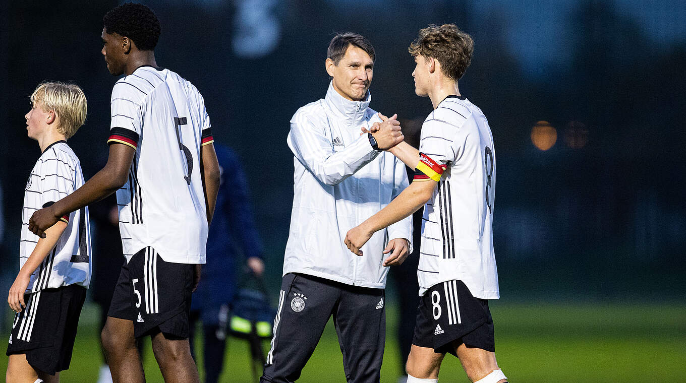 U 16-Trainer Michael Prus (2.v.r.): "Wir konnten mit allen Mannschaften mithalten" © Yuliia Perekopaiko/DFB