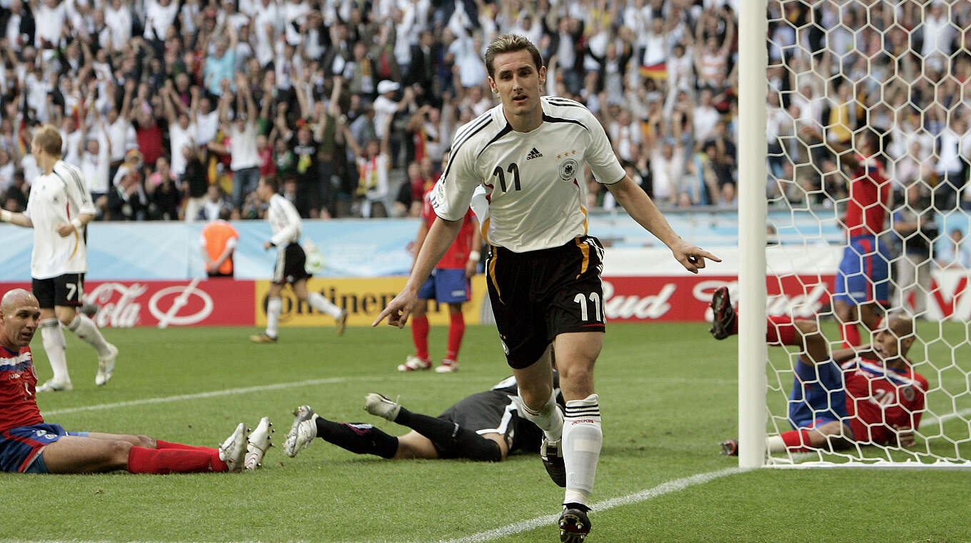 Doppeltorschütze an seinem 28. Geburtstag: Miroslav Klose jubelt in München © Getty Images