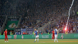 Während des Pokalspiels Magdeburg vs. Frankfurt: Pyrotechnik landet auf dem Spielfeld © Getty Images