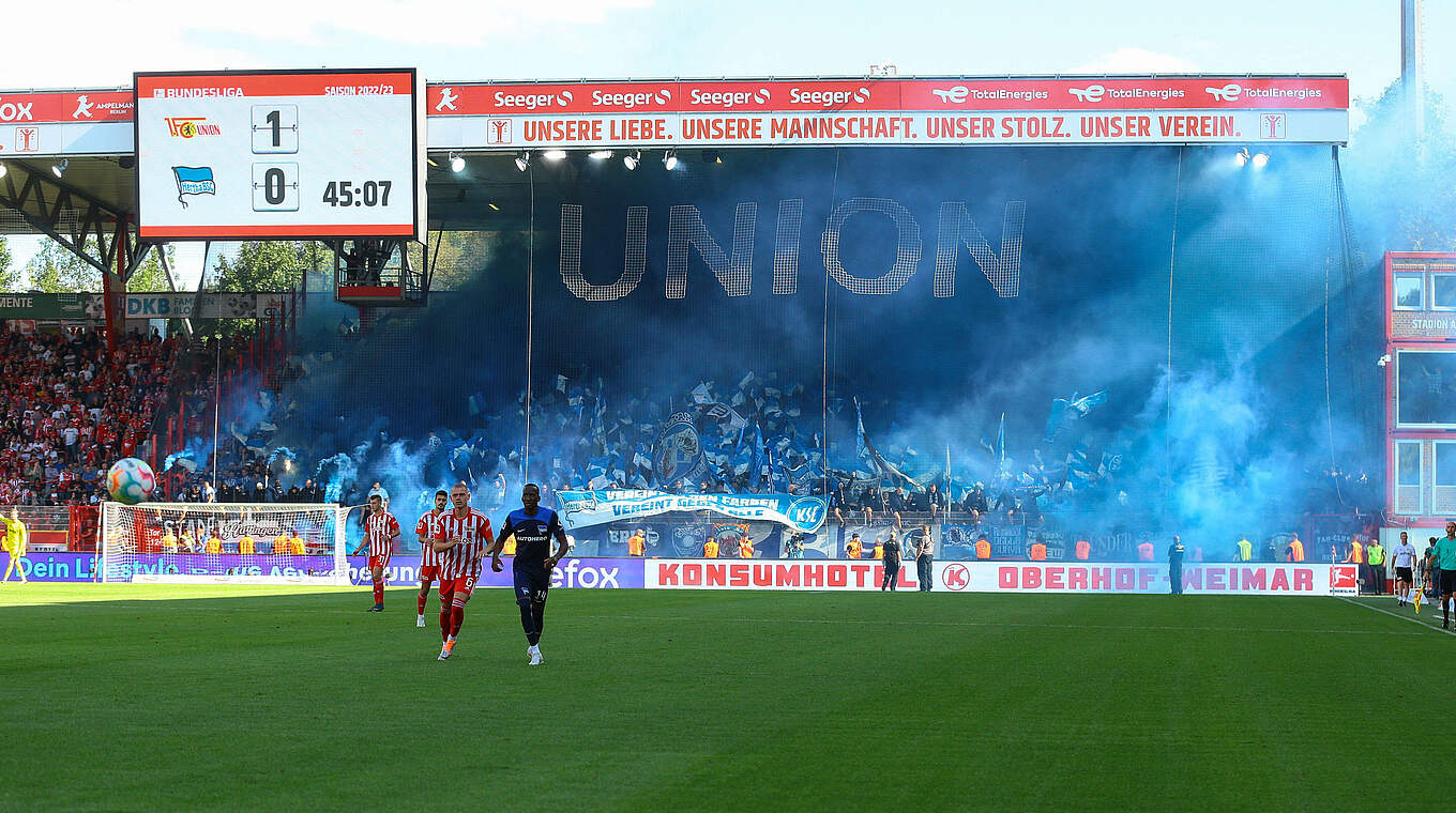 Pyrotechnik im Derby gezündet: Anhänger von Hertha BSC © imago