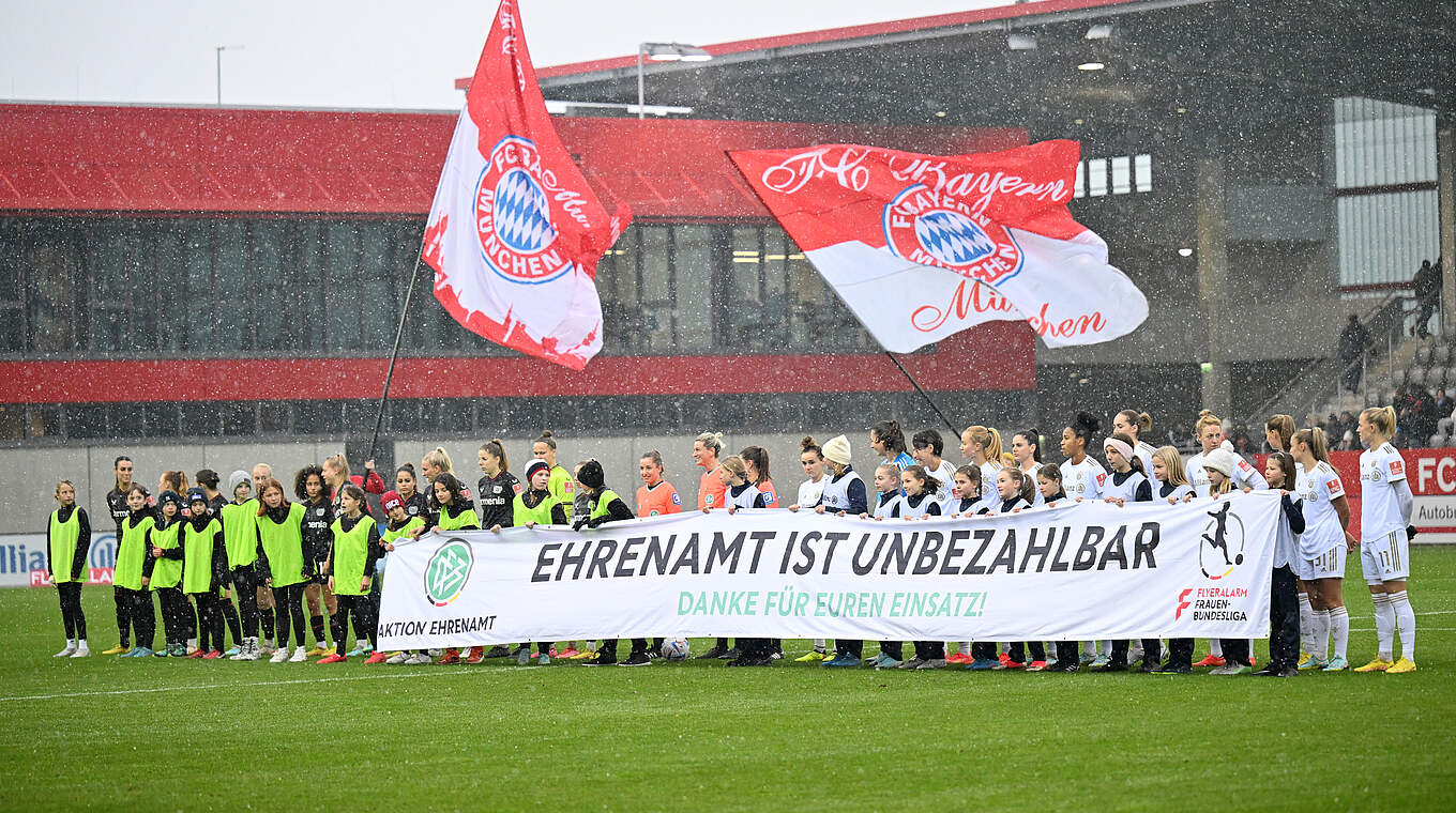 Aktionsspieltag: "Danke ans Ehrenamt" vor dem Anpfiff in München © Getty Images