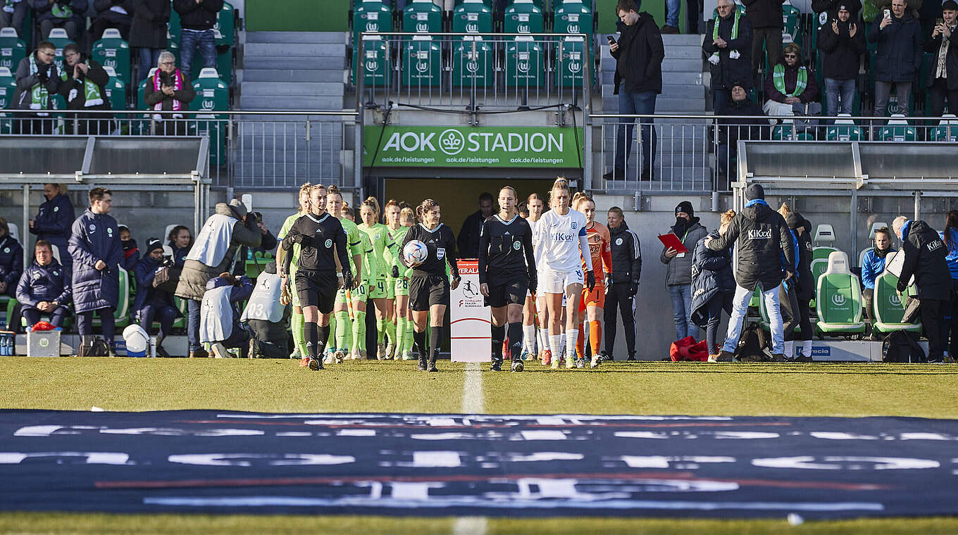 Wolfsburg gegen Meppen: Einlauf ins AOK-Stadion © imago