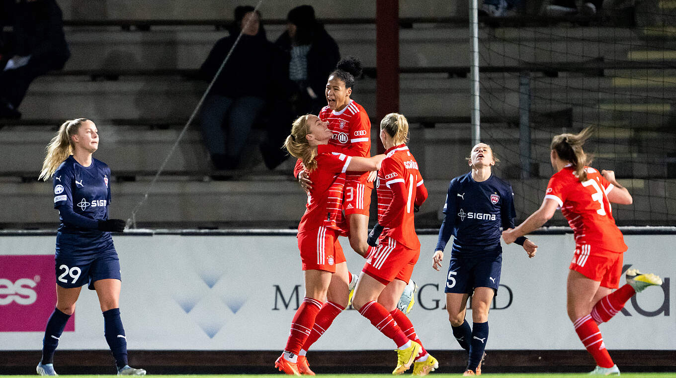 4:0 beim FC Rosengard und Viertelfinaleinzug: Die Bayern-Frauen jubeln in Schweden © Imago