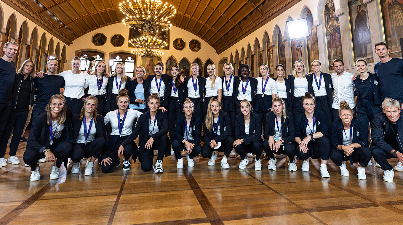 Auszeichnung für die DFB-Frauen: die Vizeeuropameisterinnen von England © Getty Images