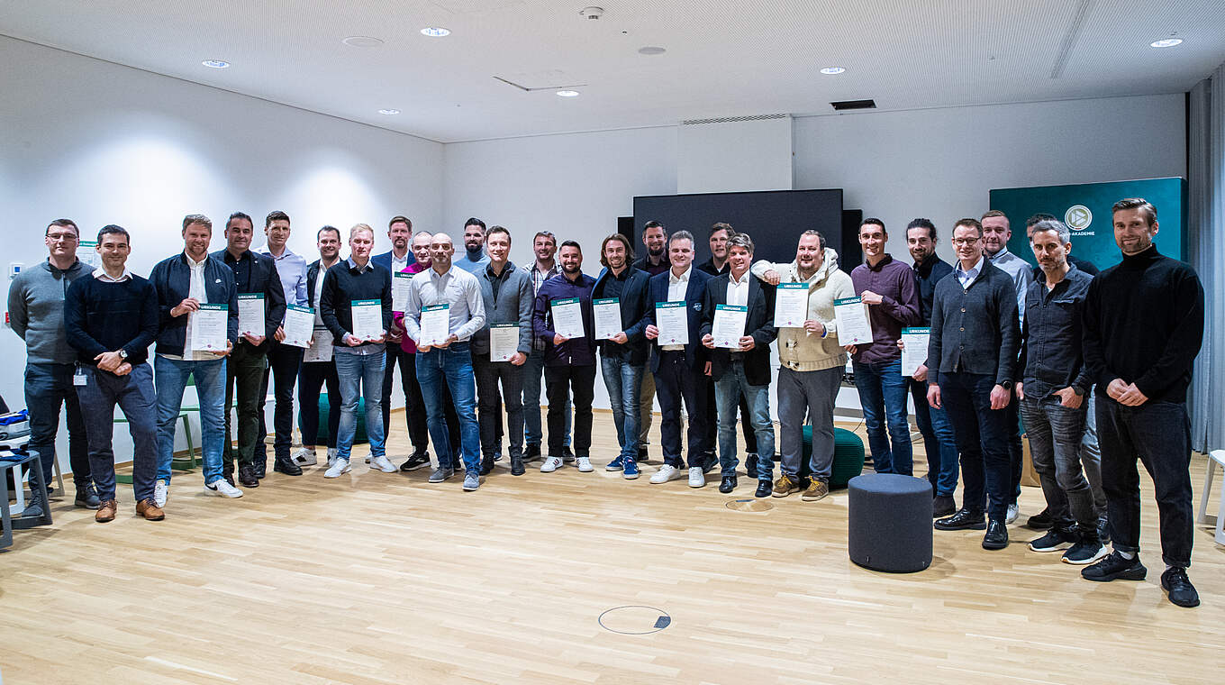 Stolze A+ Lizenz-Inhaber: die 21 erfolgreichen Absolventen mit Urkunden © Yuliia Perekopaiko/DFB