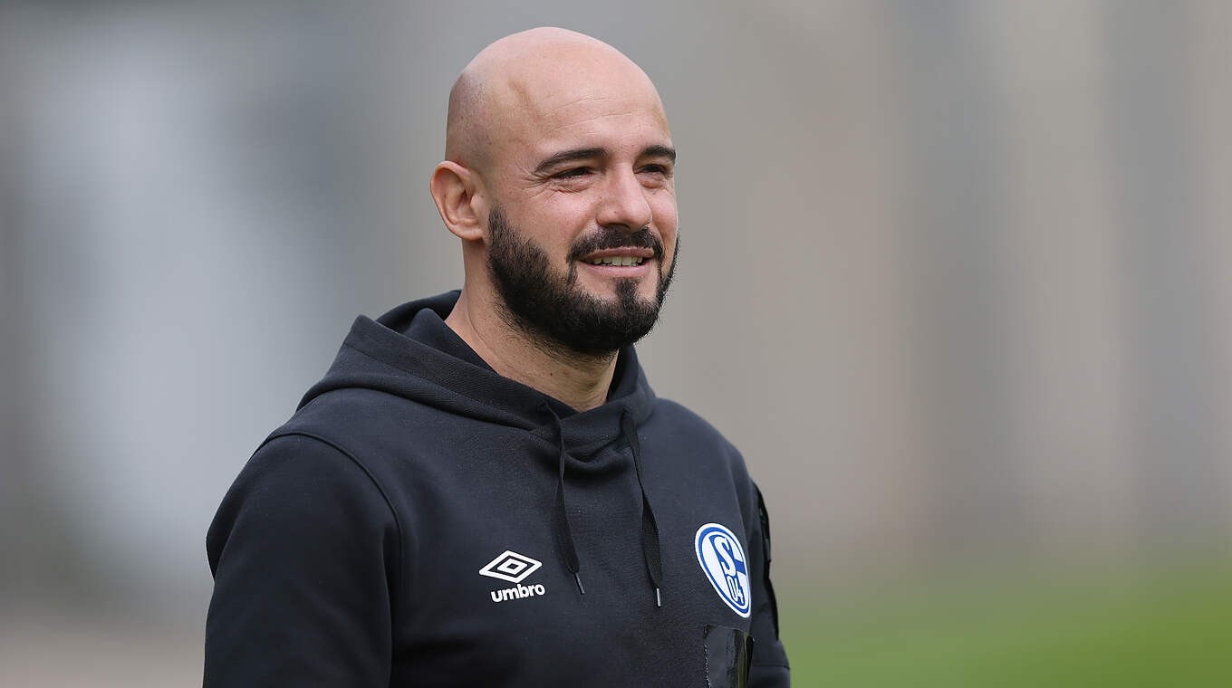 Schalke-Trainer Onur Cinel: "Wir wollen uns im Spiel mit dem Ball noch steigern" © 2022 Getty Images