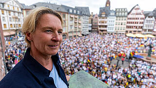 Voss-Tecklenburg and the team were welcomed home by 7,000 fans in Frankfurt. © Thomas Böcker/DFB