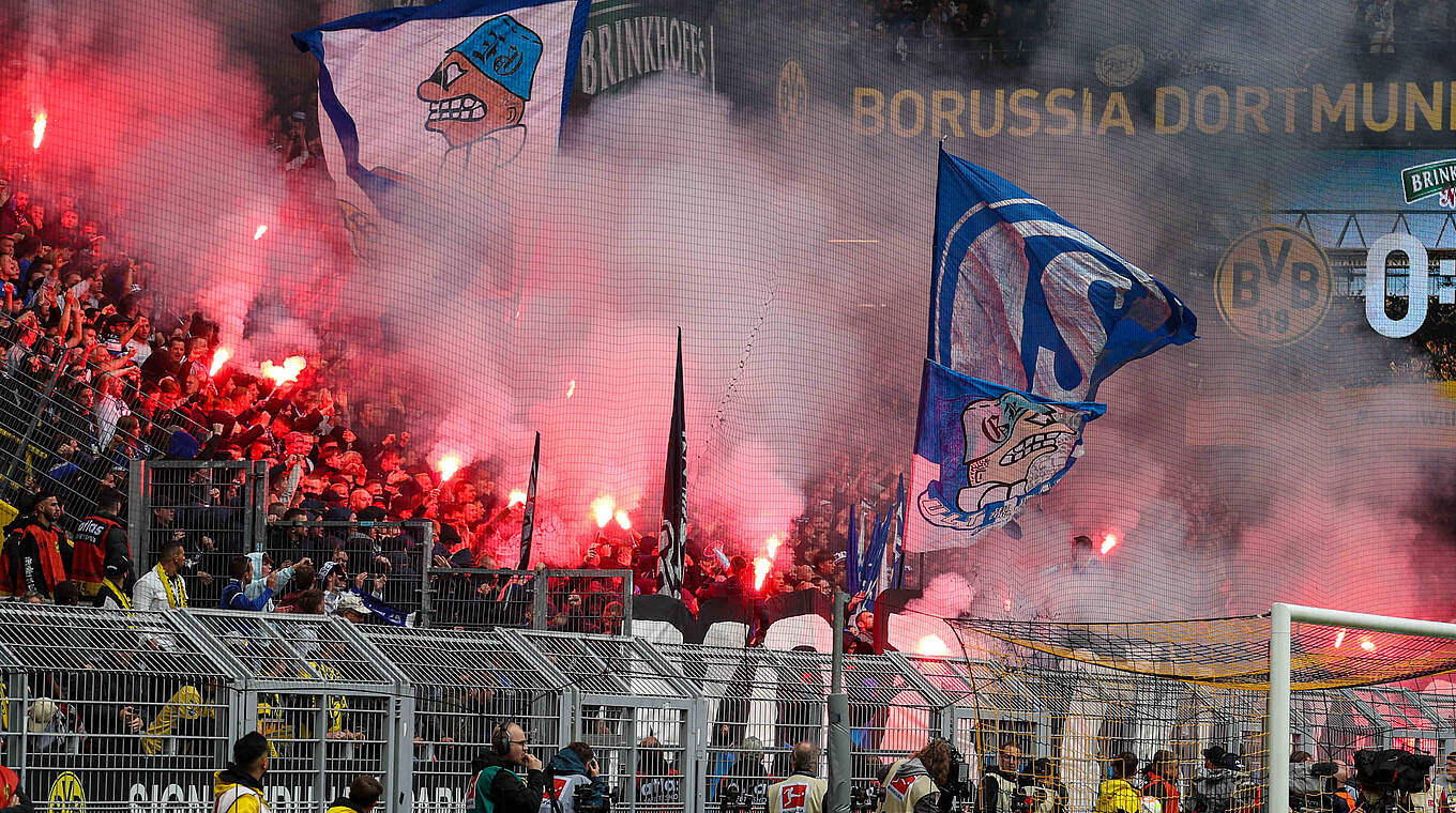 Pyrotechnik im Derby in Dortmund: Geldstrafe für den FC Schalke 04 © imago