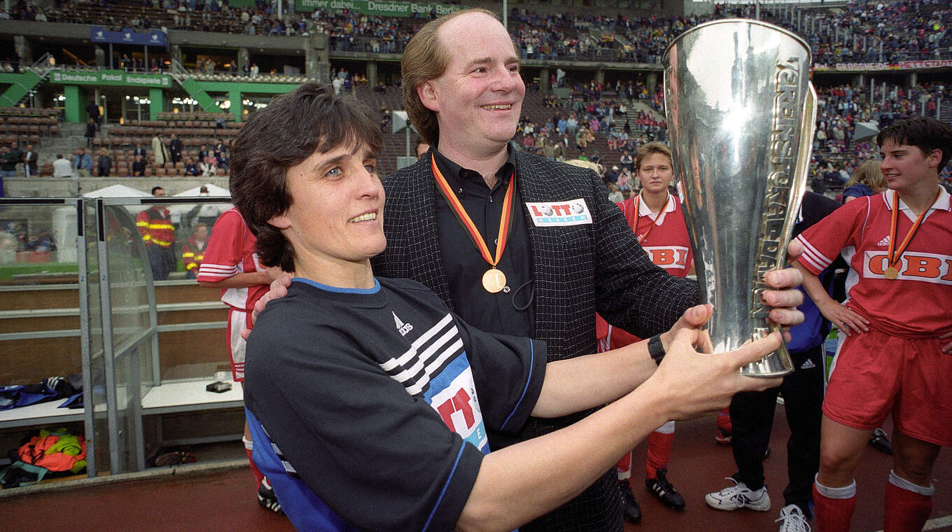 DFB-Pokalsieger 1998: Trainerin Monika Staab und Siggi Dietrich © imago