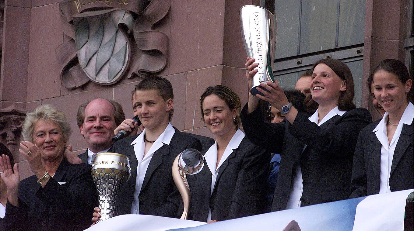 2002 Feier DFB-Pokal und Meisterschaft auf dem Frankfurter Römer: Siggi Dietrich © imago