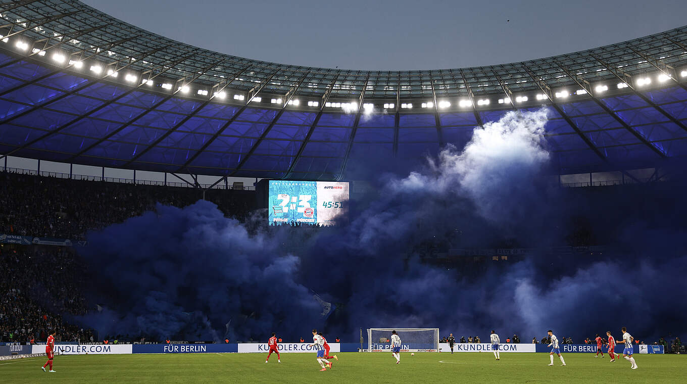 Mindestens 20 Nebeltöpfe gezündet: Hertha BSC wird zur Kasse gebeten © 2022 Getty Images