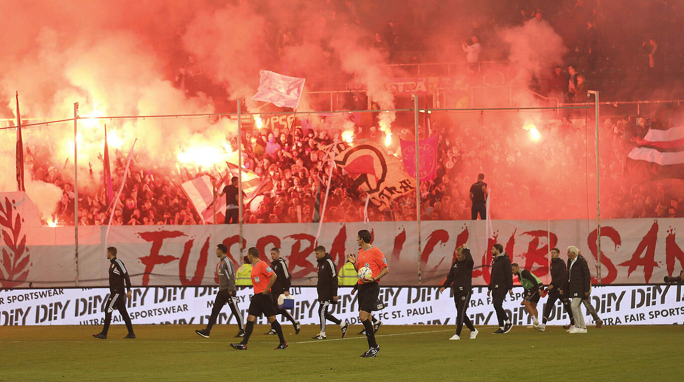 Pyrotechnik gezündet: Der FC St. Pauli muss eine Geldstrafe zahlen © imago