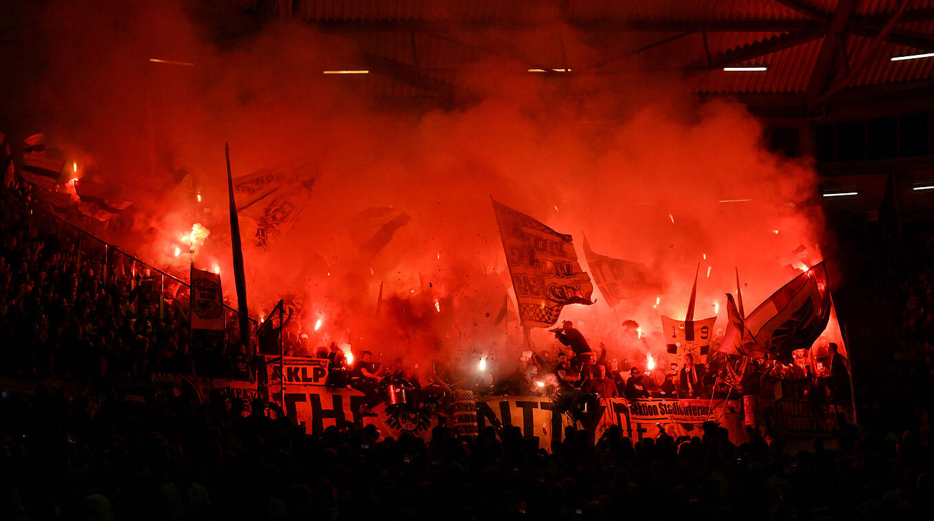 Pyrotechnik im Pokal gezündet: Borussia Dortmund muss Geldstrafe zahlen © Getty Images