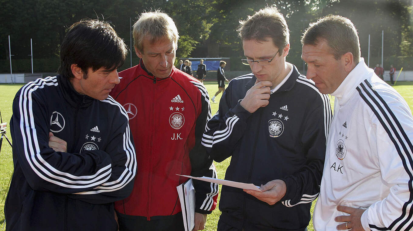 Teamarzt unter Bundestrainer Klinsmann (2.v.l.): Meyer (2.v.r.) mit Löw (l.) und Köpke © Getty Images