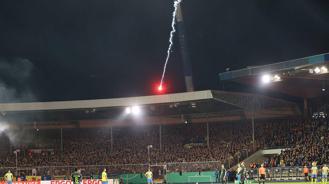 Massiver Einsatz von Pyrotechnik: Der VfL Wolfsburg muss eine Geldstrafe zahlen © imago