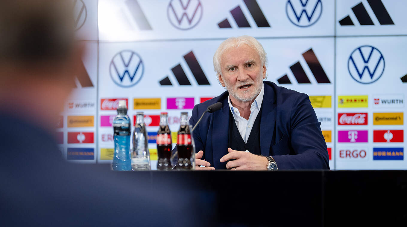 Rudi Völler: "Sportlich gut verkaufen und uns volksnäher geben" © GES Sportfoto