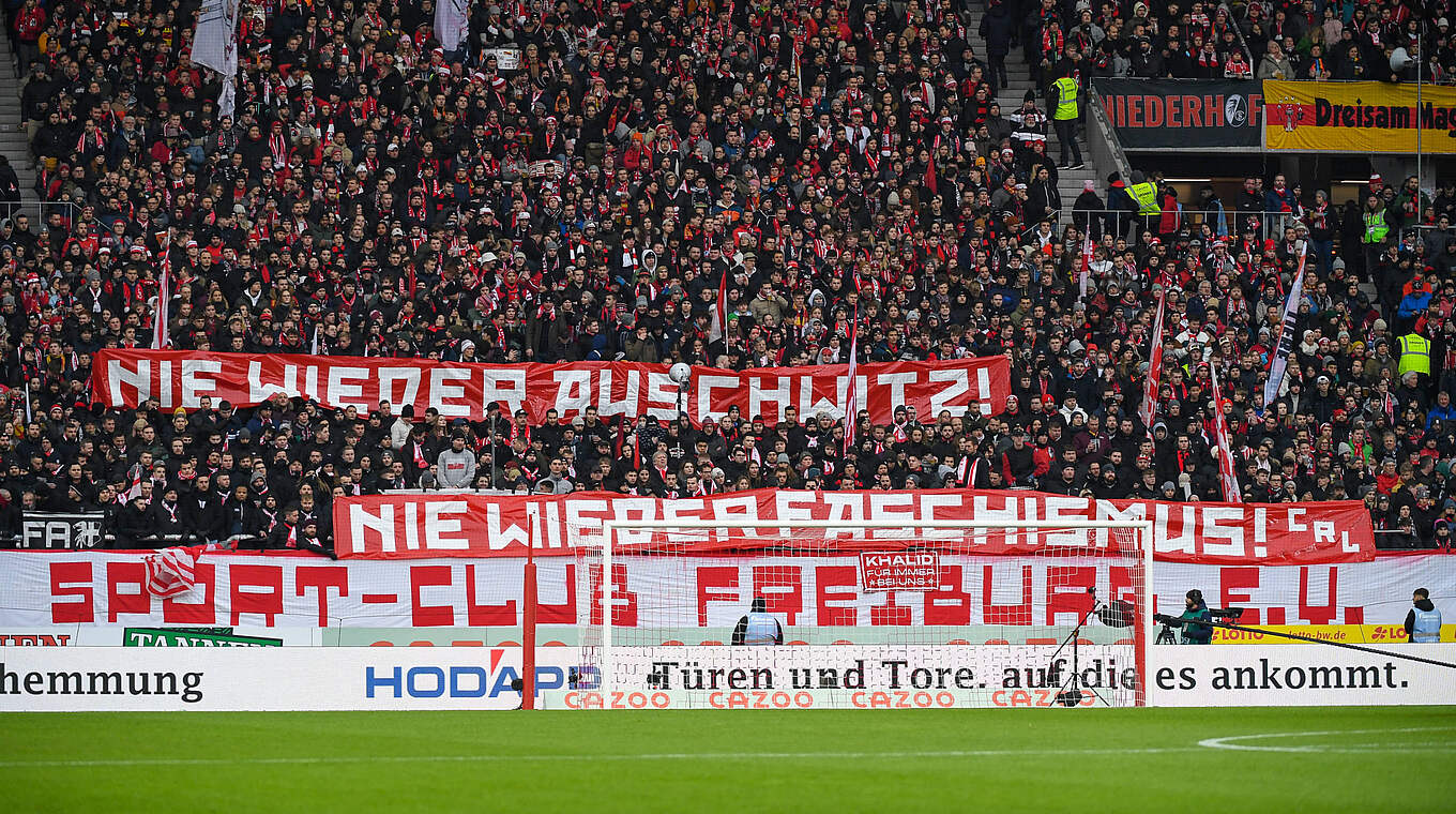 Auch die Fans des SC Freiburg thematisieren den Erinnerungstag © Imago