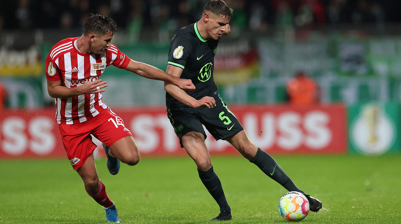 Umkämpfter Pokalfight: Wolfsburgs Mickey van de Ven (r.) gegen Paul Seguin © Getty Images