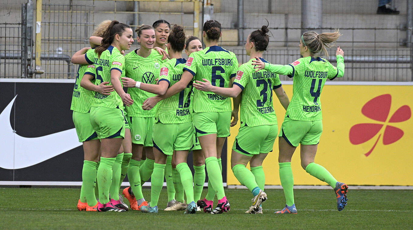Elf Spiele, elf Siege: Wolfsburgs Spielerinnen haben allen Grund zum Jubeln © Imago