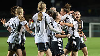 Feiern einen versöhnlichen Turnierabschluss: die deutschen U 16-Juniorinnen © 2023 Getty Images