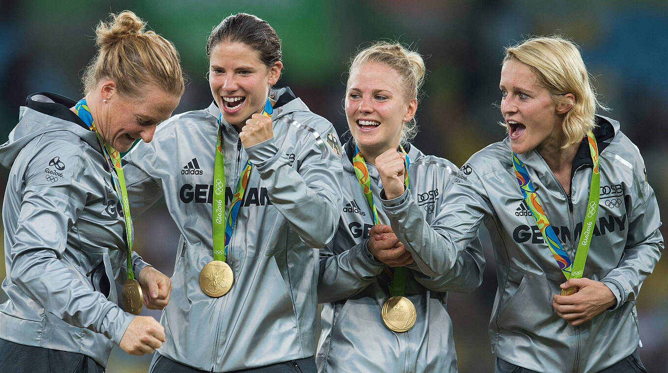 Größter Erfolg: Maier (2.v.r.) holt mit den DFB-Frauen 2016 in Rio Olympia-Gold © imago