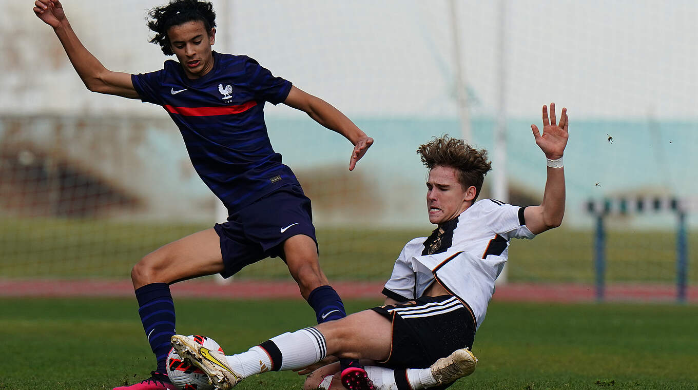 Gut gegrätscht: Ben Weber (r.) im Zweikampf mit Ayyoub Bouaddi © Getty Images