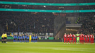 Schweigeminute im DFB-Pokal: Frankfurt und Darmstadt gedenken den Erdbebenopfern © 2023 Getty Images
