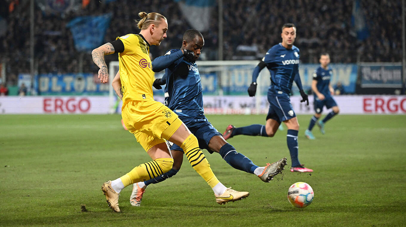 The two Ruhr clubs fought hard to determine a winner.  © AFP/Getty Images