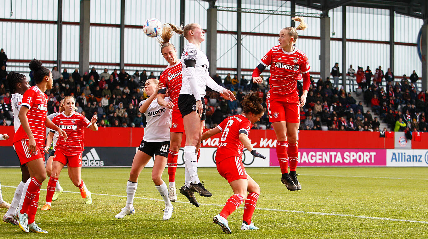 Startschuss für den FC Bayern: Glodis Viggosdottir (4.v.r.) köpft zum 1:0 ein © Getty Images