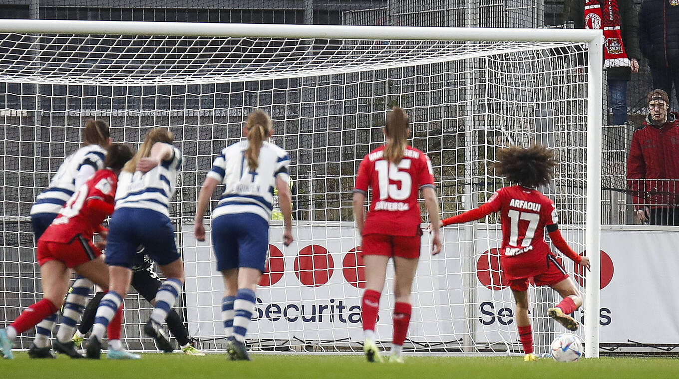 Startschuss: Amira Arfaoui (r.) trifft zur Leverkusener Führung gegen Duisburg © imago