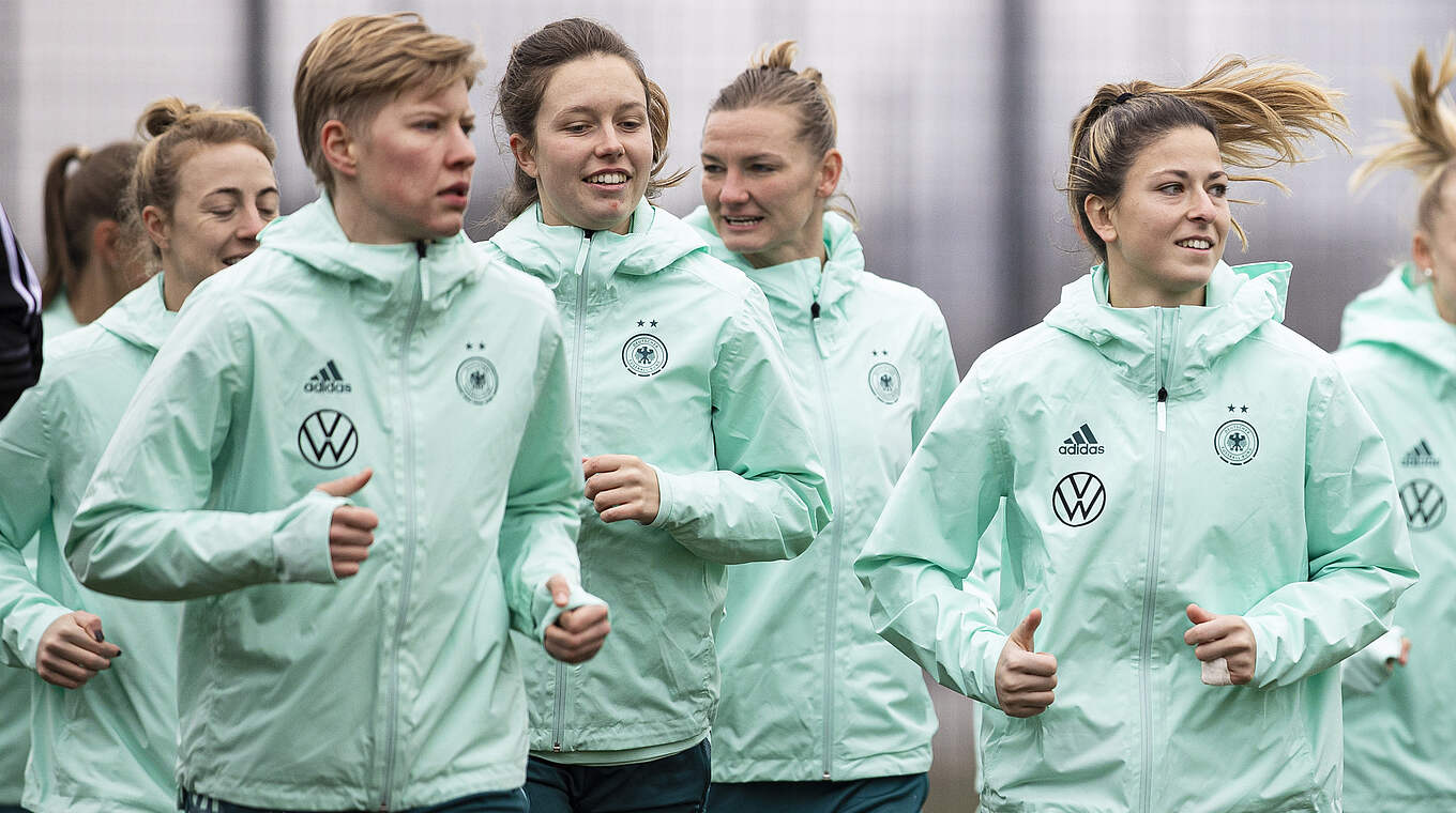 Paulina Krumbiegel, Jana Feldkamp, Alexandra Popp und Chantal Hagel (v.l.) © Thomas Böcker/DFB