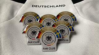 In Duisburg wieder gegen eine Spende erhältlich: die begehrten Spieltags-Pins © Fan Club Nationalmannschaft