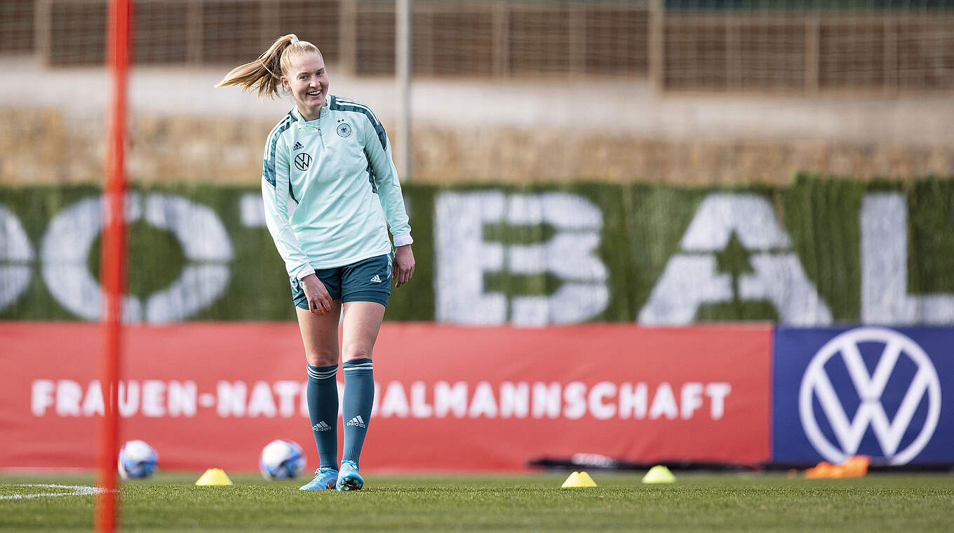Janina Minge: "Ich hoffe, dass ich mein Debüt gegen Schweden geben kann" © Thomas Böcker/DFB