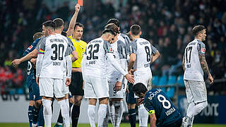 Nach seiner Roten Karte für zwei Spiele gesperrt: Bochums Anthony Losilla (2.v.r.) © imago