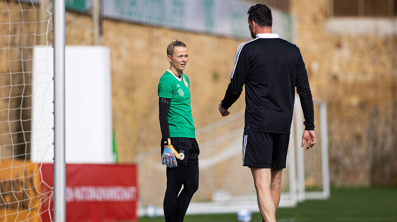 Merle Frohms, Torwarttrainer Michael Fuchs © Thomas Böcker/DFB