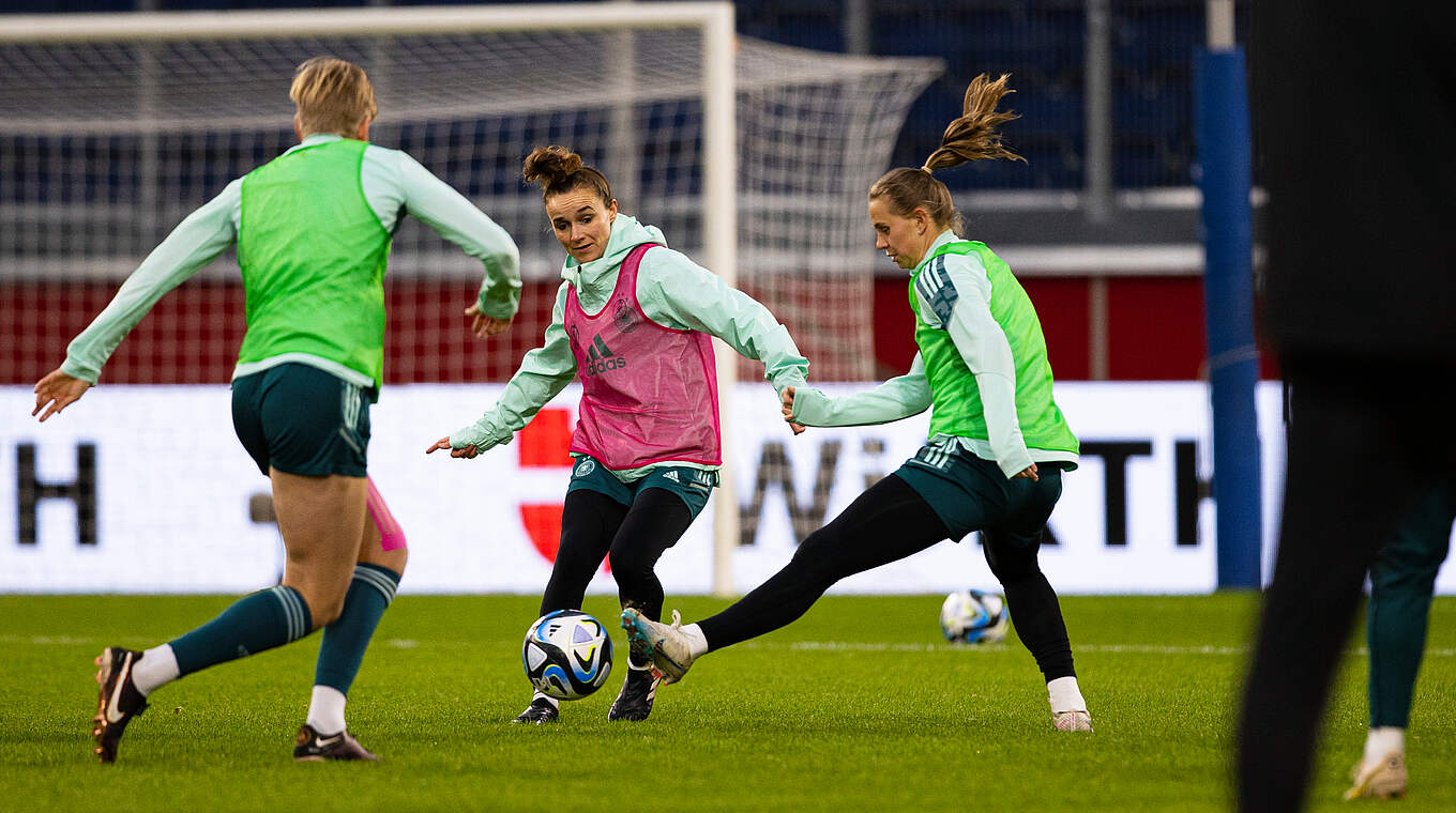 Pauline Krumbiegel, Lina Magull und Klara Bühl (v.l.) © Thomas Böcker/DFB