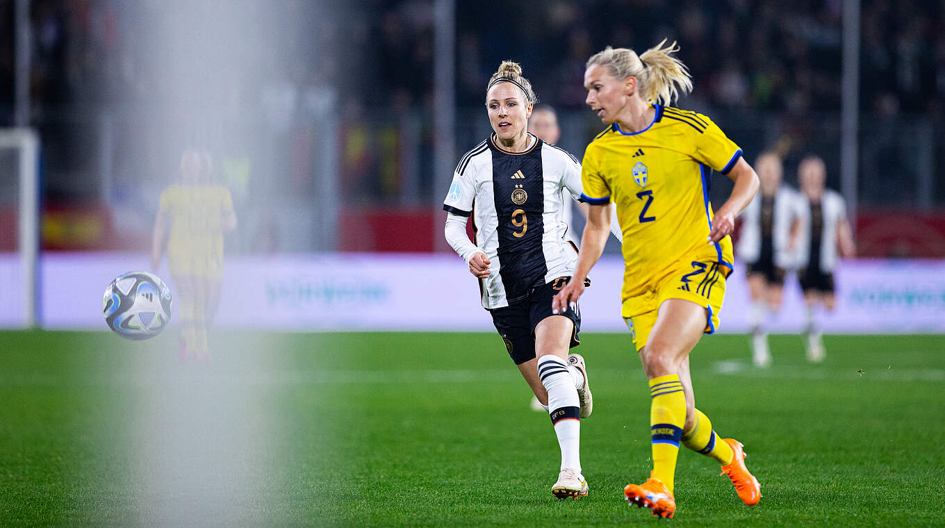 Svenja Huth chasing the ball. © Thomas Böcker/DFB