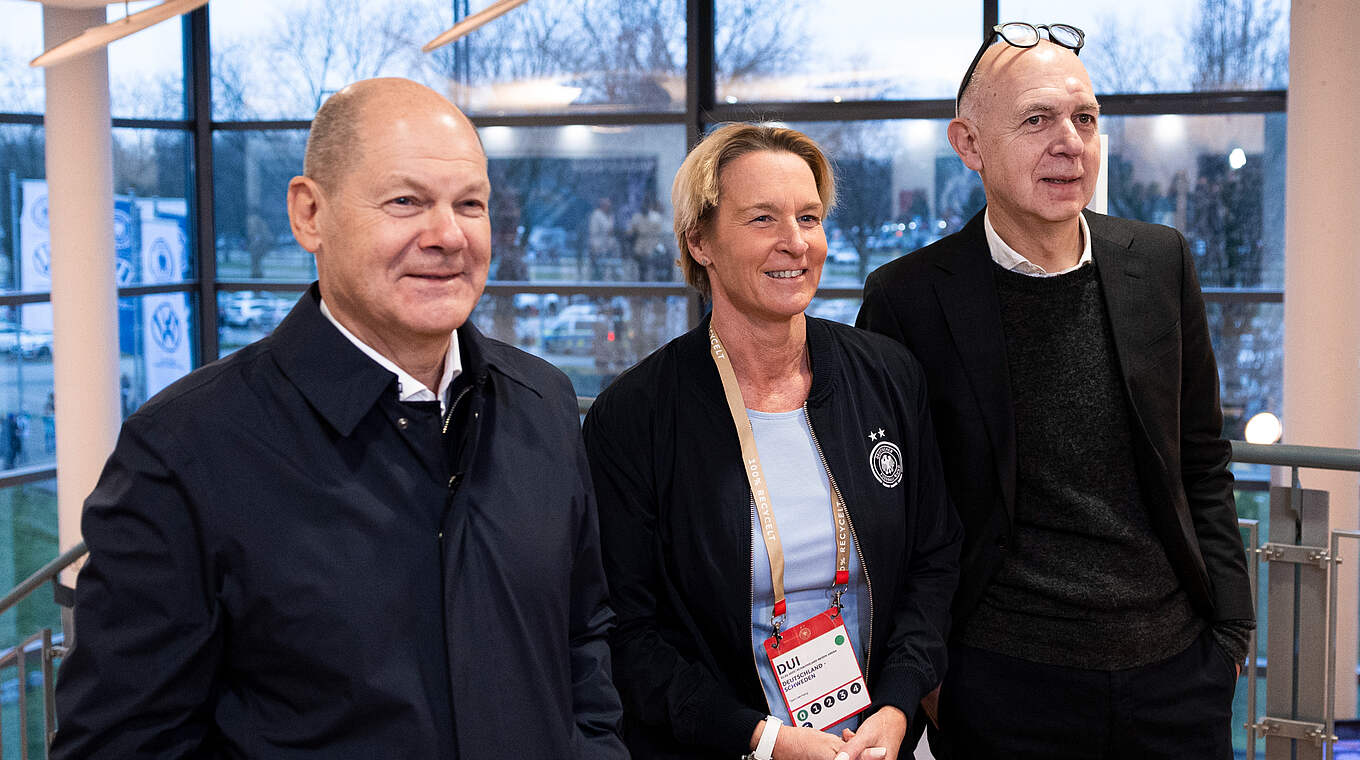 Olaf Scholz mit Bundestrainerin und DFB-Präsident: "Ich hoffe, dass der Trend anhält" © Thomas Böcker/DFB