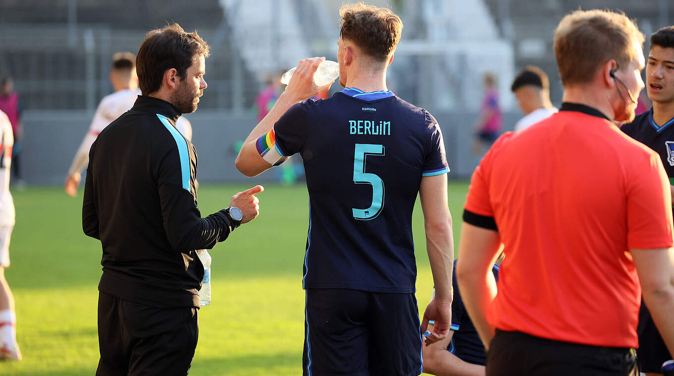 Reiß (l.): "Mannschaft auf dem Platz, die Bock hat, Fußball miteinander zu zocken" © imago