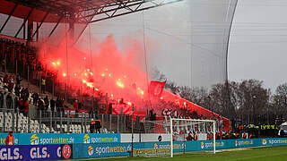 Pyrotechnik in Essen: Der Hallesche FC wird auch dafür mit einer Geldstrafe belegt © imago