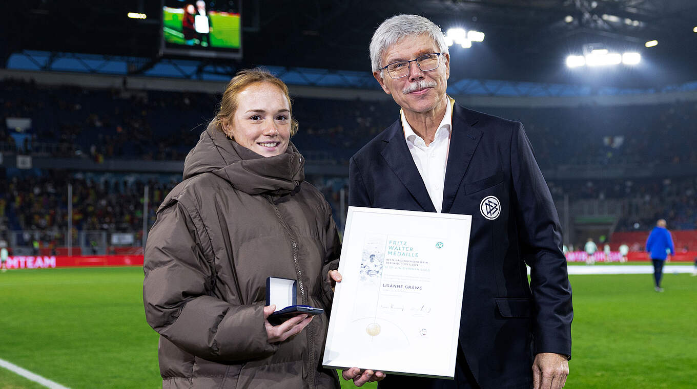 Beste U 19-Juniorin 2022: Lisanne Gräwe mit DFB-Vizepräsident Ralph-Uwe Schaffert © Yuliia Perekopaiko/DFB