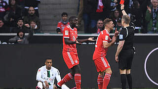 Sportgericht bestätigt Sperre von einem Ligaspiel: Bayerns Upamecano (2.v.l.) © imago