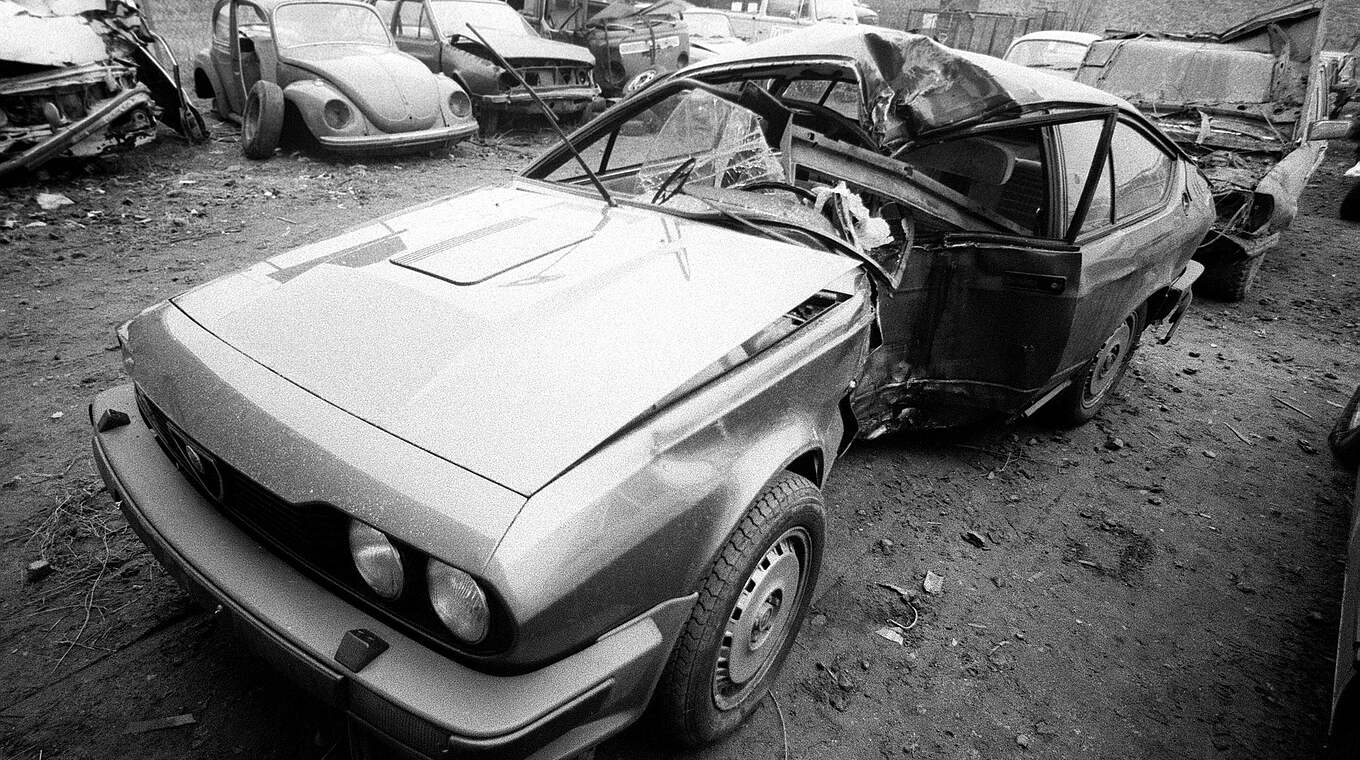 Das zerstörte Unfallauto: Im Alfa Romeo kam Eigendorf von der Fahrbahn ab © imago
