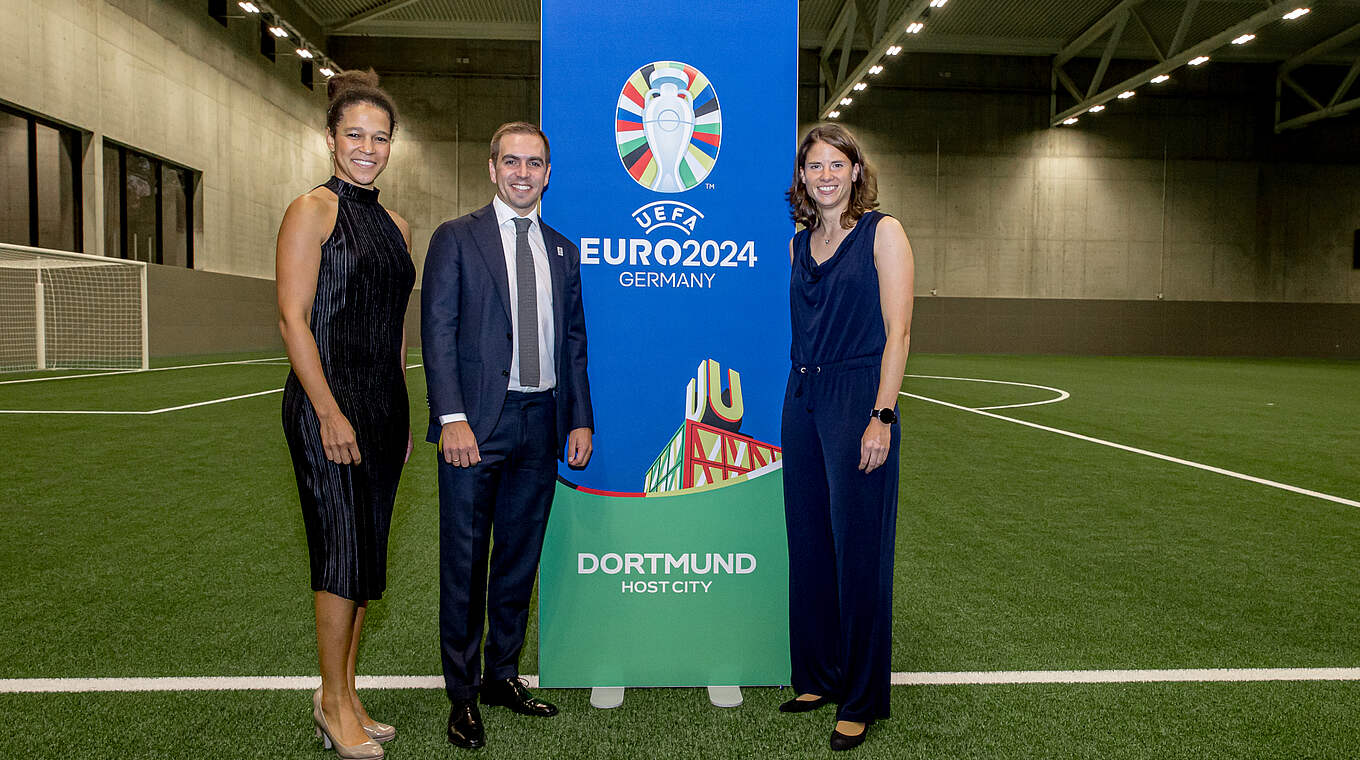 Gutes Team: EURO-Botschafterin Celia Šašić (l.) und Turnierdirektor Philipp Lahm (M.) © Julius Nieweler/DFB