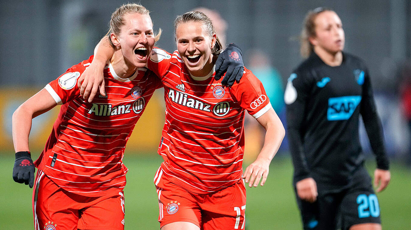 Maximiliane Rall (l.) und Klara Bühl, FC Bayern © imago