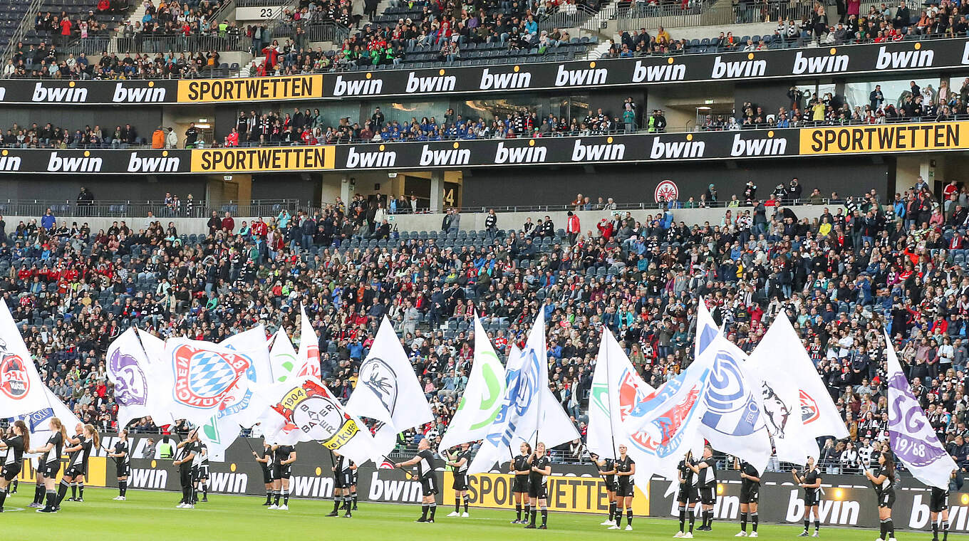 Rekordkulisse der Frauen-Bundesliga: 23.200 Fans sehen Frankfurt gegen FC Bayern © Imago