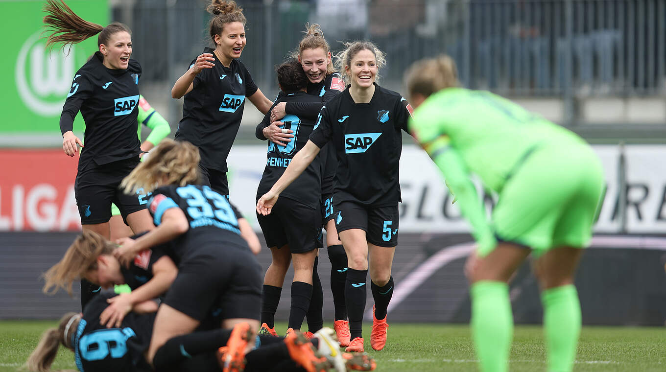 Wolfsburg - Hoffenheim: Hoffenheims Spielerinnen bejubeln das 2:1 © Getty Images