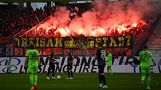 Muss nach Pyrotechnik der Anhänger in Wolfsburg zahlen: der SC Freiburg © Getty Images