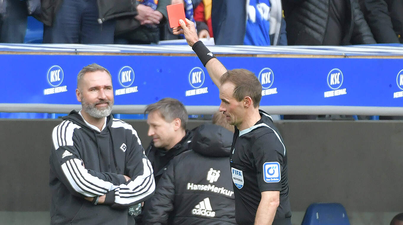 Sieht gegen den Karlsruher SC die Rote Karte: Hamburgs Trainer Tim Walter © imago